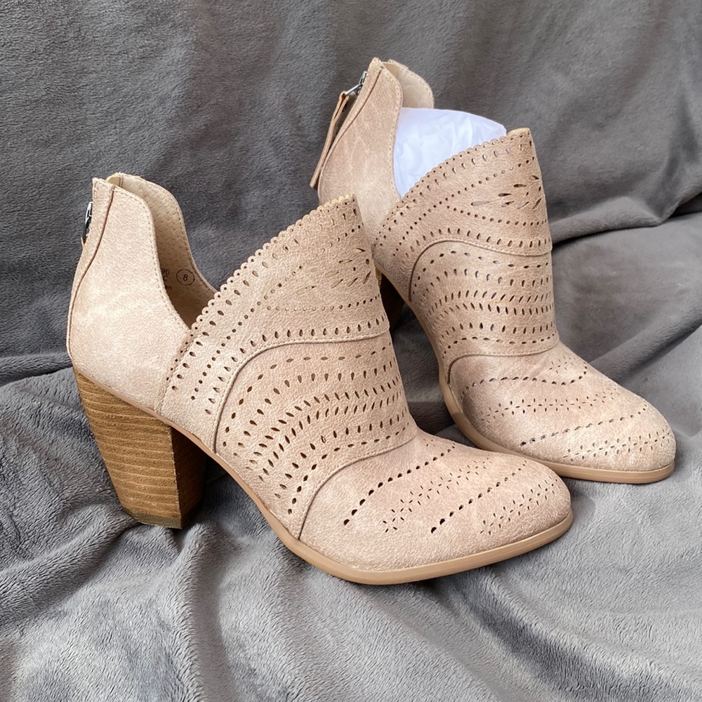 Not Rated size 8 cream laser cut booties *New in Box*